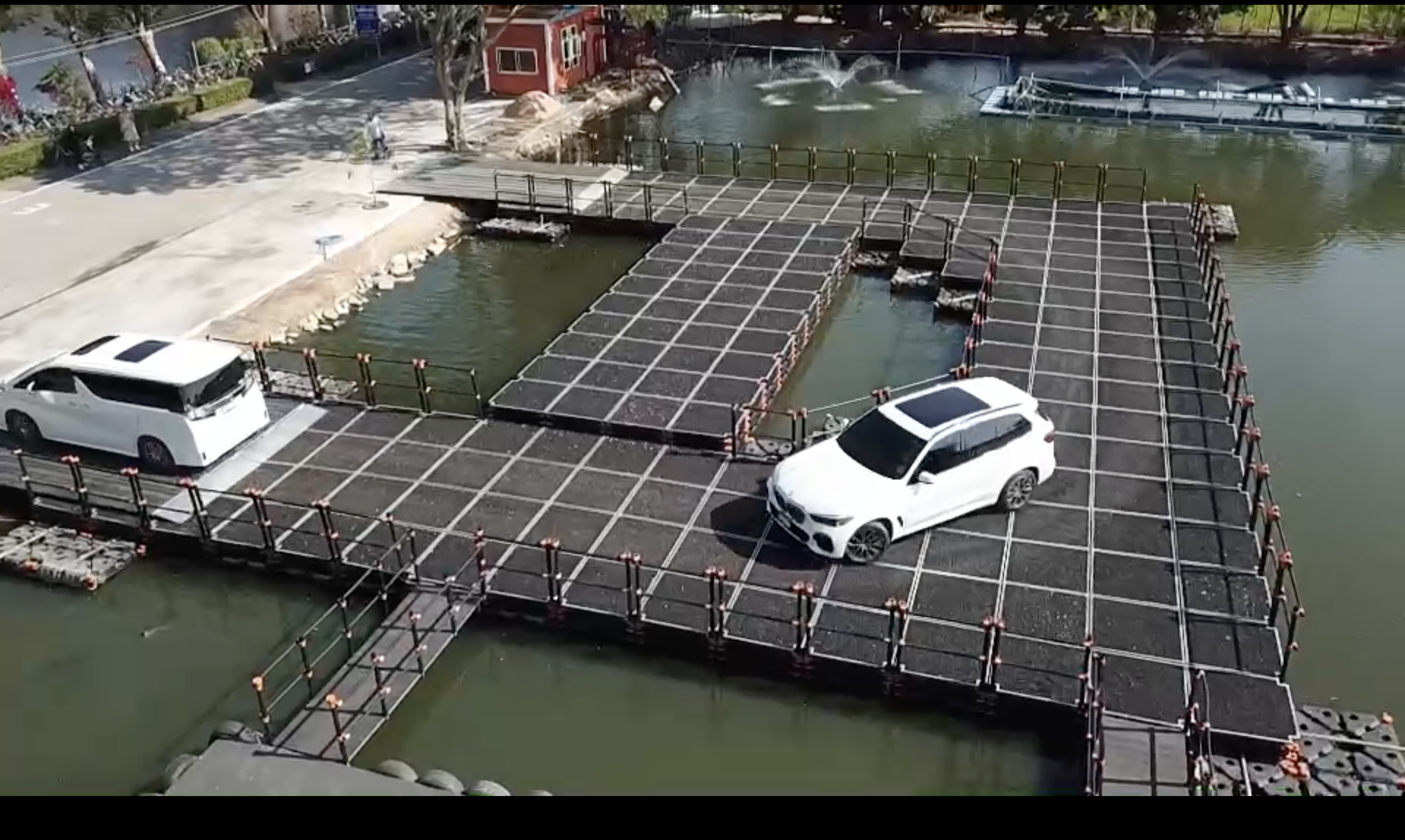 รถตู้และรถ SUV บนสะพานทุ่นลอยน้ำ HDPE