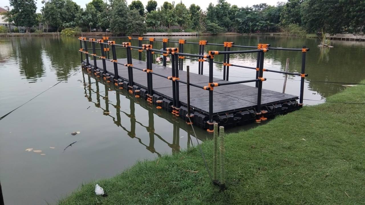 ท่าเทียบเรือและสะพานลอยน้ำชายหาดทะเล