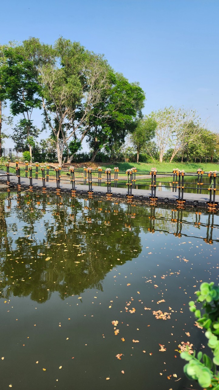 ทางเดินสะพานทุ่นข้ามทะเลสาบ