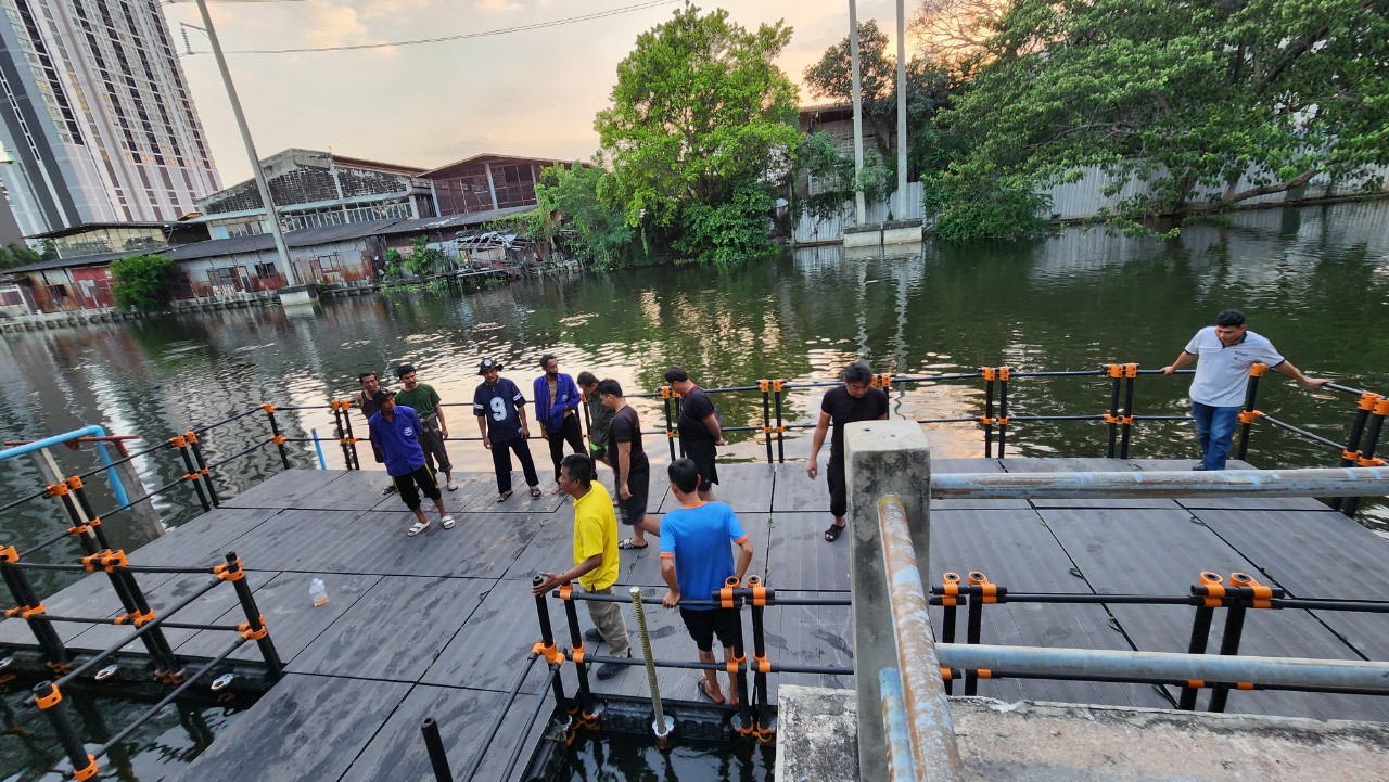 แพลตฟอร์มจัดกิจกรรมและลานอเนกประสงค์กลางน้ำ